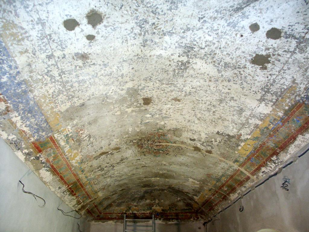 Poškozený malovaný strop